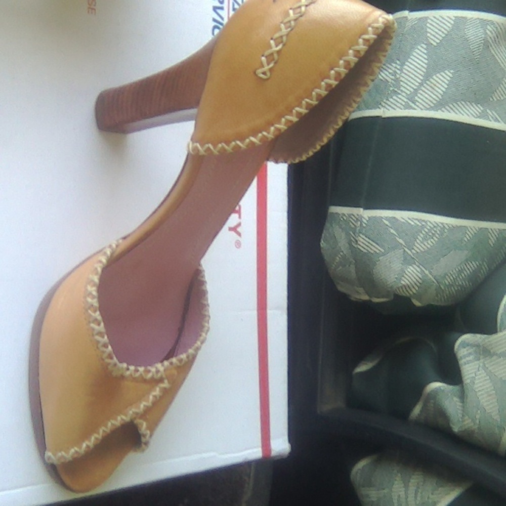 BCBGMAXAZRIA Leather high heels in excellent condition.Size 7.5 B.MSRP $ 259 - Picture 8 of 9